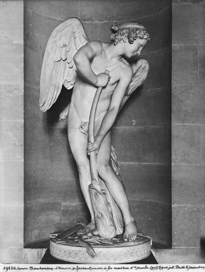 Cupidon sculptant son arc à partir de la massue d