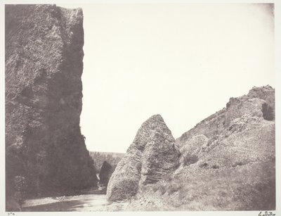 Ruisseau coulant entre une falaise et des rochers - Edouard Denis Baldus