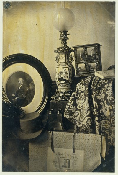 Nature morte avec portrait photographique d