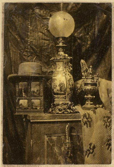 Nature morte avec stéréoscope, chapeau, vase chinois, coupe d