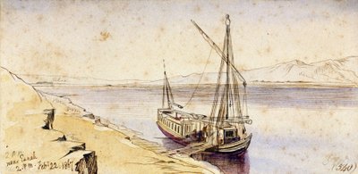 Un bateau traditionnel égyptien accostant sur une rive du Nil, près d
