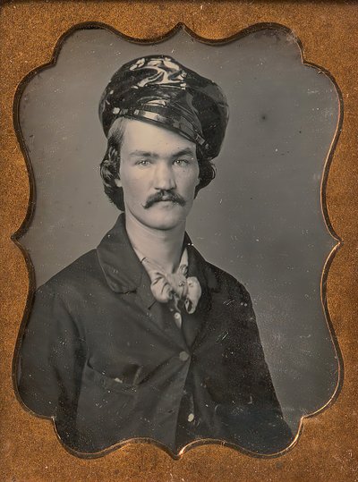 Homme avec moustache portant un chapeau en toile cirée - Edward M. Tyler