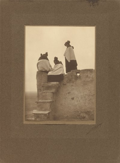 [Hopi, observant les danseurs] - Edward S. Curtis
