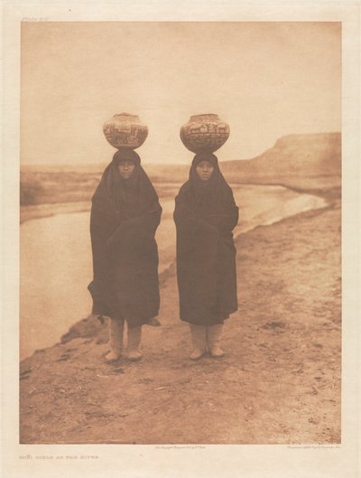 Portfolio XVII, planche 610 : Filles Zuñi à la rivière - Edward S. Curtis
