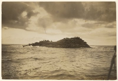 [Sur les îlots rocheux et battus par les vagues, mon canoë m