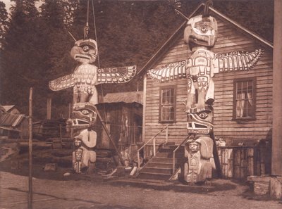 Poteaux sculptés à Alert Bay, Colombie-Britannique - Edward Sheriff (after) Curtis