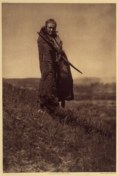 Un Brave Ours-Grizzly, Piegan. Au moins deux des sociétés de guerre Piegan (les Braves et Tous les Chiens Braves) comprenaient deux hommes connus sous le nom de Brave Ours-Grizzly. Pendant les festivités, il était de leur responsabilité de fournir de la vi - Edward Sheriff Curtis