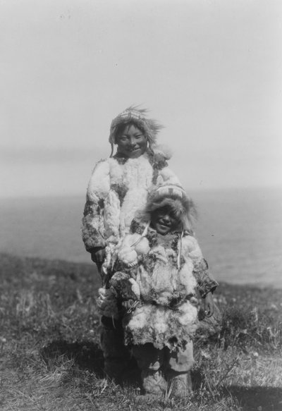Un jeune enfant et un esquimau plus âgé portant des parkas en peau de canard, île Nunivak, Alaska, vers 1929 - Edward Sheriff Curtis