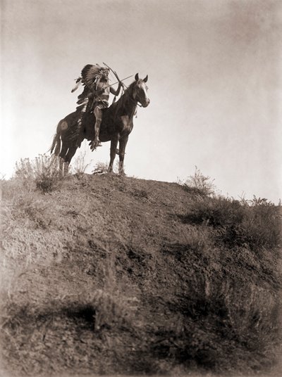Guerrier Absaroke à cheval par Edward S. Curtis, c.1910 - Edward Sheriff Curtis