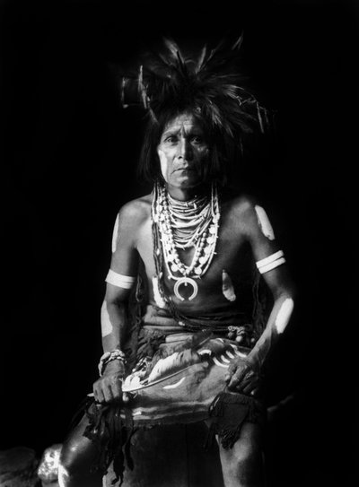 Indien Hopi, portant un Naja autour du cou, photo par Edward S. Curtis, c. 1921 - Edward Sheriff Curtis