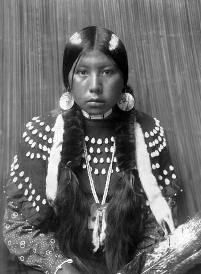 Femme indienne Kalispel, cheveux peints en bandes blanches, boucles d