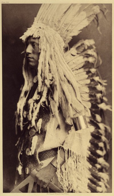 Vieille personne, Piegan. Les jeunes hommes ne manquent aucune occasion de festivités publiques pour revêtir les vêtements de leur père guerrier. Photo tirée du volume 6 de l