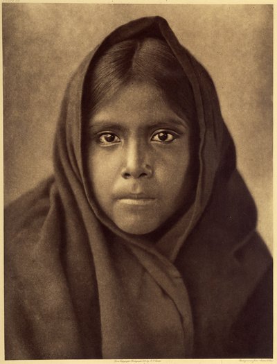 Jeune fille Qahatika. Ces Indiens du désert vivent à environ 60 kilomètres de la réserve des Pimas (Arizona). Photo tirée du volume 2 de l
