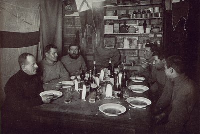 Les Hommes, dîner du jour de Midwinter, Expédition Antarctique Britannique, Cape Evans, 22 juin 1912 - Edward W. Nelson