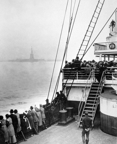 Arrivée des immigrants à Ellis Island, New York, photo par Edwin Levick, vers 1905 - Edwin Levick