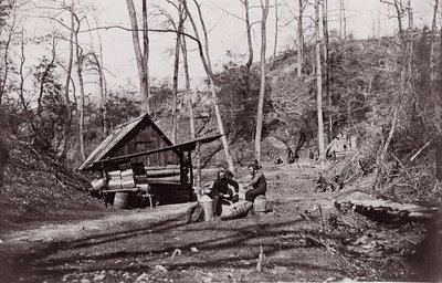 [Une gare sur la rivière James établie pour extraire de la poudre à canon des confédérés...] - Egbert Guy Fowx.