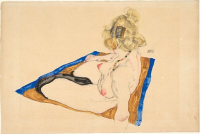 Nue blonde assise sur un tapis brun avec une bordure bleue, 1912 - Egon Schiele