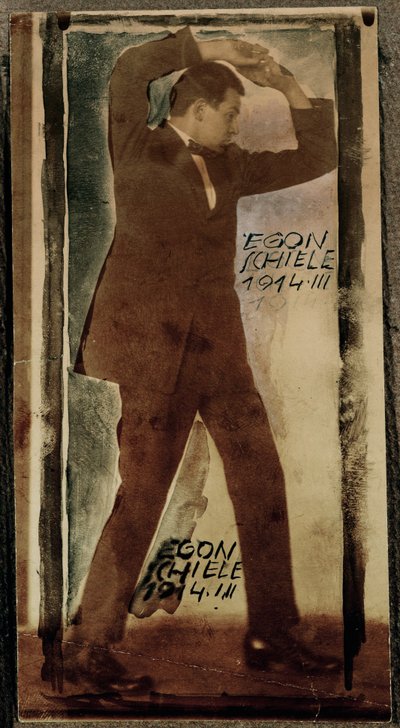 Egon Schiele, les bras levés ... (photo) - Egon Schiele