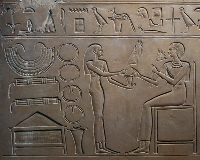 Détail du relief avec un serviteur montrant des bijoux à la reine, du sarcophage de la reine Kawit, Temple de Montouhotep II, Deir el Bahari, Égypte - Egyptian 11th Dynasty
