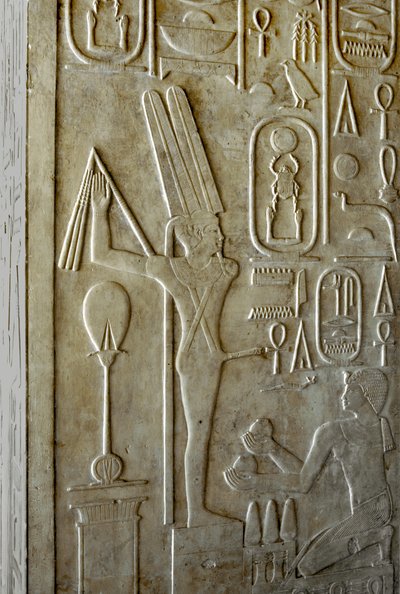 Antiquité égyptienne : hiéroglyphe représentant le dieu ithyphallique Min, chapelle blanche du pharaon Sésostris I (1962-1928 av. J.-C.) 12ème dynastie, sanctuaire construit pour rendre hommage au dieu Amon. Musée en plein air du temple de Karnak Égypte - Egyptian 12th Dynasty