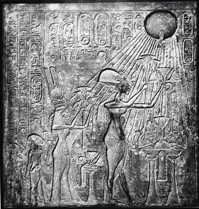 Akhenaton (Amenhotep IV) pharaon hérétique, régnant vers 150 av. J.-C., ici avec Néfertiti et leurs deux filles offrant des cadeaux au Soleil. Bas-relief du Temple du Soleil, Thèbes - Egyptian 18th Dynasty