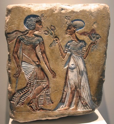 Akhenaton (règne 1353-1336 av. J.-C.) et Néfertiti (c1370 av. J.-C.-c1330 av. J.-C.) Grande Épouse Royale du pharaon égyptien Akhenaton. Relief au Musée égyptien du Altes Museum Berlin. - Egyptian 18th Dynasty