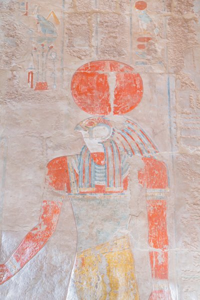 Bas-relief du dieu soleil Râ, temple d