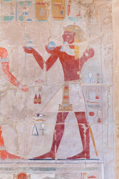 Bas-relief représentant un pharaon faisant des offrandes, temple d
