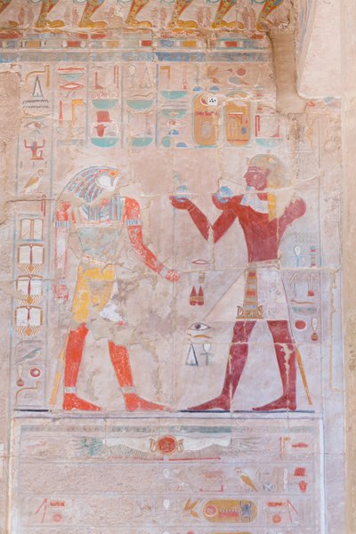 Bas-relief représentant le pharaon (à droite) faisant des offrandes au dieu Horus, temple d