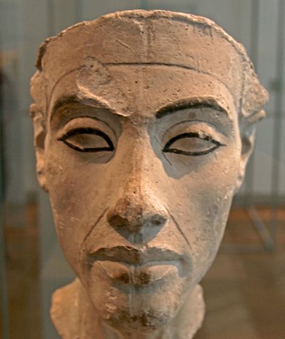 Buste de Néfertiti (c1370- c1330 av. J.-C.) Grande Épouse Royale (principale épouse) du pharaon égyptien Akhenaton. Néfertiti et son mari étaient connus pour une révolution religieuse. Ils ont commencé à adorer un seul dieu, Aton, le disque solaire. - Egyptian 18th Dynasty