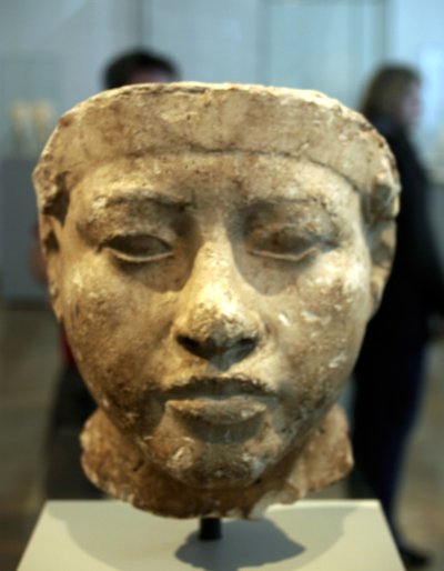 Buste de Néfertiti (c1370- c1330 av. J.-C.) Grande Épouse Royale (épouse principale) du pharaon égyptien Akhenaton. Néfertiti et son mari étaient connus pour une révolution religieuse. Ils ont commencé à adorer un seul dieu, Aton, le disque solaire. - Egyptian 18th Dynasty