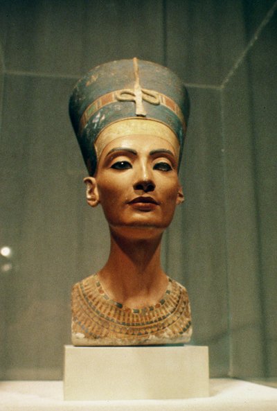 Buste de la reine Néfertiti, vue de face, du studio du sculpteur Thoutmôsis à Tell el-Amarna (voir aussi 114018-20) - Egyptian 18th Dynasty