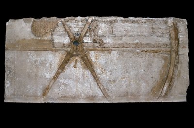Bloc de calcaire sculpté et peint avec représentation d