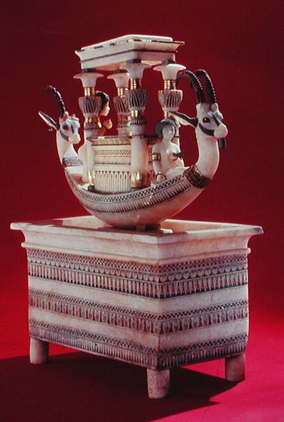 Coffre avec un bateau décoré de deux têtes d