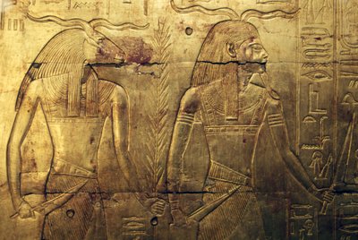 Divinités, gravure sur le panneau arrière de la troisième chapelle funéraire recouverte d