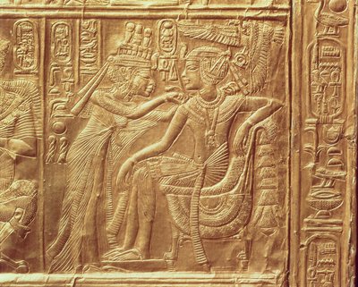 Détail du petit sanctuaire de Toutankhamon représentant la reine attachant un collier autour du cou du roi, Nouvel Empire, c.1340 av. J.-C. (doré) - Egyptian 18th Dynasty