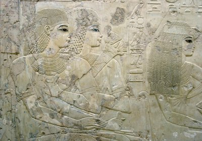 Bas-relief représentant les invités d
