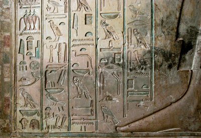 Antiquité égyptienne : relief et hiéroglyphes de la tombe de Khaemhat, inspecteur des greniers et scribe à la cour d