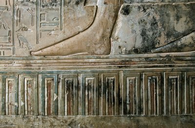 Antiquité égyptienne : relief représentant le pied du scribe quittant la tombe et la frise du palais de la tombe de Kha em Het (Khaemhat) inspecteur des greniers et scribe à la cour d