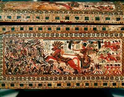 Antiquité égyptienne : petite boîte en bois avec des scènes représentant le pharaon Toutânkhamon chassant des Nubiens sur son char. XVIIIe dynastie. De la tombe de Toutânkhamon (1345-1327 av. J.-C.) Vallée des Rois. Thèbes. Dim. 61 cm. Le Caire, Musée égyp - Egyptian 18th Dynasty