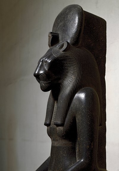 Antiquité égyptienne : la déesse lionne Sekhmet couronnée du disque solaire. Statue en granit noir. 1540-1295 av. J.-C. - Egyptian 18th Dynasty
