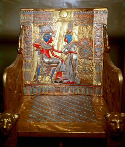 Antiquités égyptiennes : un trône en bois doré et peint de Toutânkhamon faisant partie du trésor du pharaon. Représentation de la reine Ânkhésenamon massant avec de l