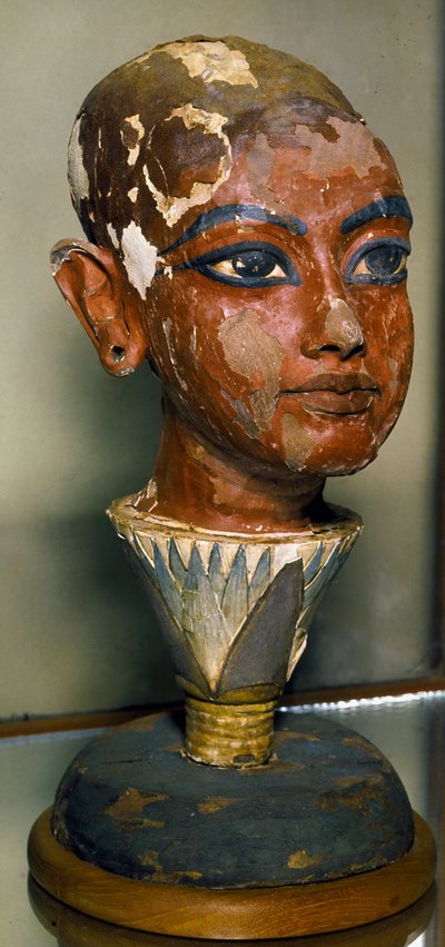 Antiquités égyptiennes : portrait du jeune pharaon Toutânkhamon soutenu par une feuille de lotus. Sculpture en bois peint. Du trésor de Toutânkhamon. Musée égyptien, Le Caire - Egyptian 18th Dynasty