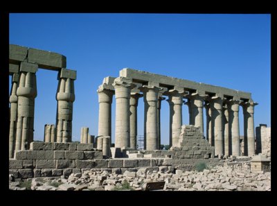 Vue extérieure du sud de la colonnade d