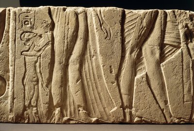 Fragment de mur sculpté représentant une princesse accompagnant ses parents avec le fils d