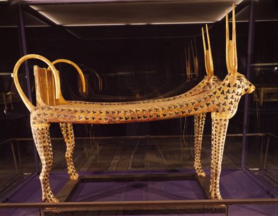 Lit funéraire en forme de vache sacrée, de la tombe de Toutankhamon (c.1370-52 av. J.-C.) Nouvel Empire, c.1336-1327 av. J.-C. (bois doré et stuqué) - Egyptian 18th Dynasty
