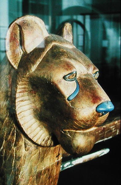 Tête de lit funéraire en forme de lion, du tombeau de Toutankhamon (c.1370-1352 av. J.-C.) Nouveau Royaume - Egyptian 18th Dynasty