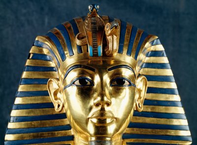 Masque funéraire de Toutankhamon, or battu, céramique et pierres semi-précieuses, de la tombe du pharaon, Thèbes, Égypte, détail, art de l