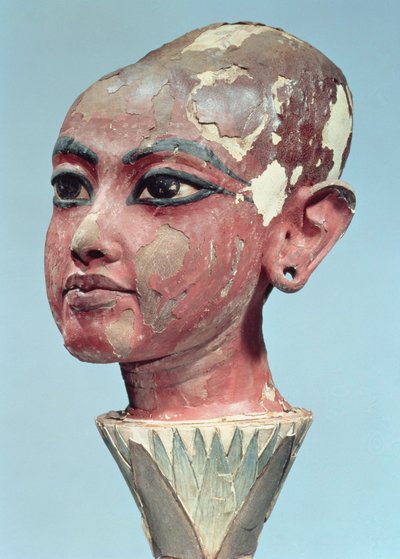Tête du roi enfant Toutankhamon émergeant d
