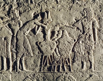 La vie dans un camp militaire : travailleurs employés au contrôle des boissons (vin et bière), relief de la tombe d
